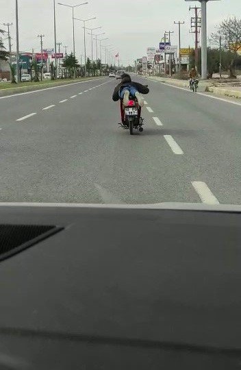 Motosiklet Sürücüsünün Tehlikeli Sürüşü Kameraya Yansıdı