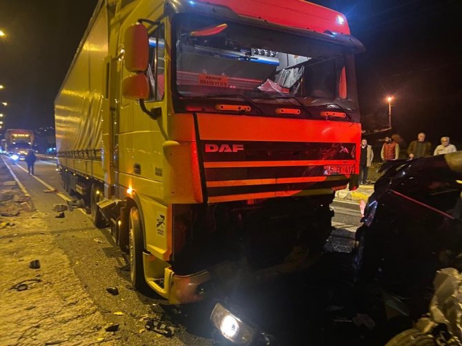 Tır İle Otomobil Çarpıştı: 1 Ölü