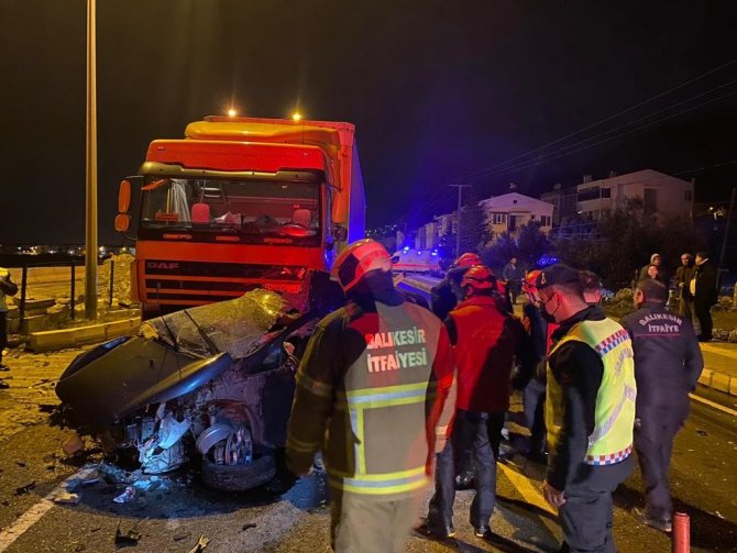 Tır İle Otomobil Çarpıştı: 1 Ölü