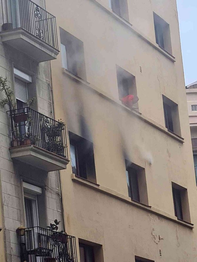 Barcelona’daki Otel Yangınında Camdan Atlayarak Kurtuldular: 9 Yaralı