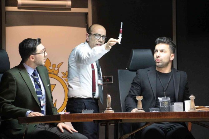 Tatvan’da ‘Bay Z’ Tiyatro Oyunu Sahnelendi