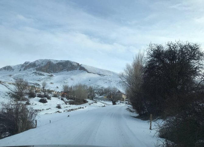 Bayburt’un Yüksek Kesimleri Karla Kaplıyken Merkezde Bahar Havası Yaşanıyor