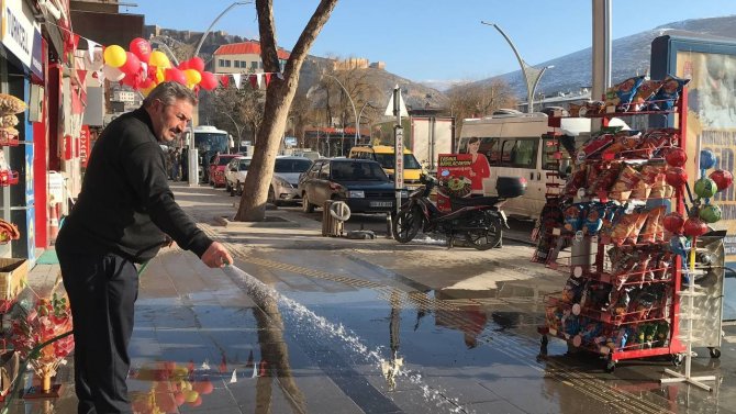 Bayburt’un Yüksek Kesimleri Karla Kaplıyken Merkezde Bahar Havası Yaşanıyor
