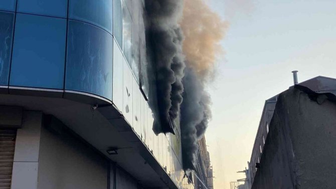 Bayrampaşa’da Korkutan İş Yeri Yangını