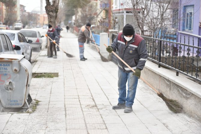 Belediye, Kentteki Kum Ve Tuz Katıntılarını Temizliyor