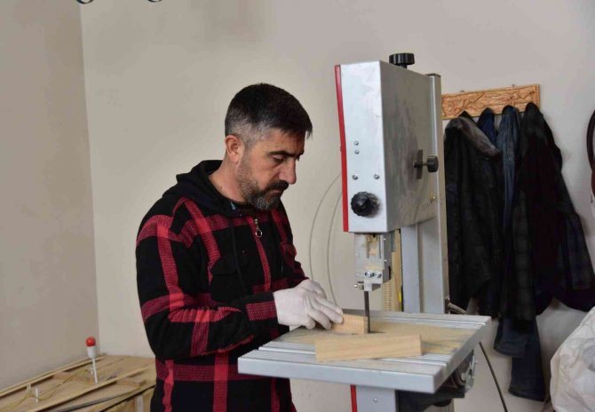 Kendi İmkanlarıyla Kurduğu Atölyede Yay Üretiyor