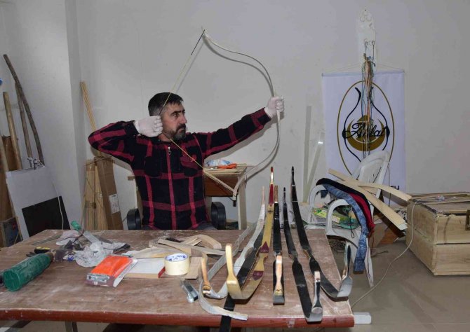 Kendi İmkanlarıyla Kurduğu Atölyede Yay Üretiyor