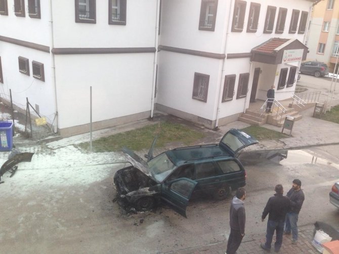 Çalışır Halde Bırakılan Otomobil Alev Alev Yandı