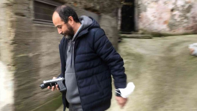 Çocuk Parkında Dehşet...kendilerine Saldıran Pitbull Köpekleri Tabancayla Öldürdüler