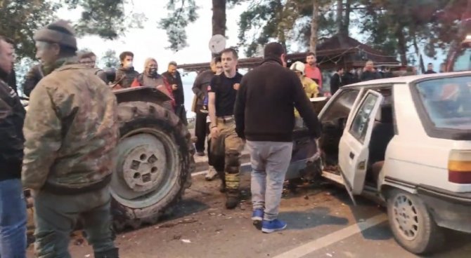 Traktör İle Otomobil Kafa Kafaya Çarpıştı: 2 Yaralı