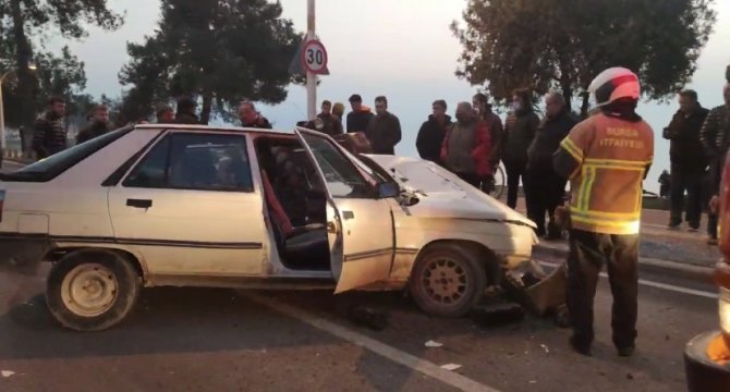 Traktör İle Otomobil Kafa Kafaya Çarpıştı: 2 Yaralı
