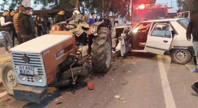 Traktör İle Otomobil Kafa Kafaya Çarpıştı: 2 Yaralı