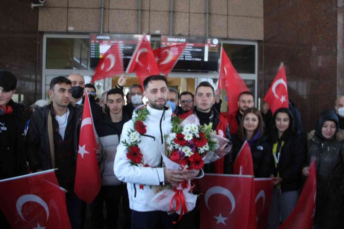 ‘Uçan Türk’ Fatih Arda İ̇pcioğlu Yurda Döndü