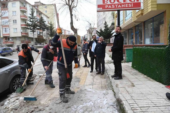 Belediye, Kentteki Kum Ve Tuz Katıntılarını Temizliyor