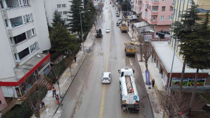 Belediye, Kentteki Kum Ve Tuz Katıntılarını Temizliyor