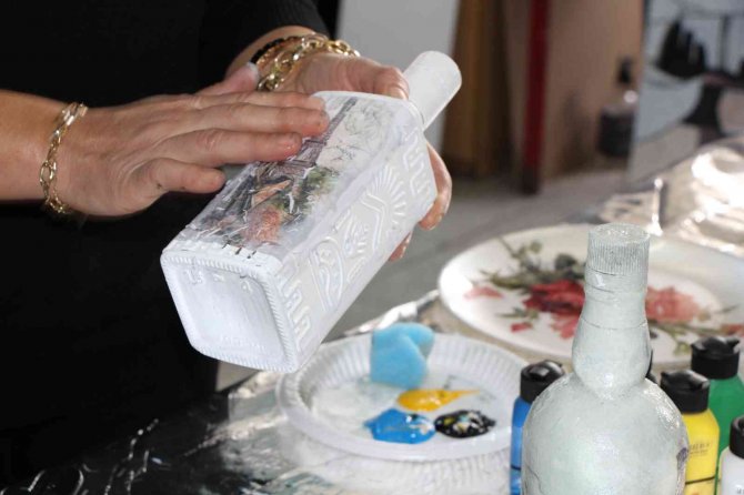 Atık Şişeler Kadınların Elinde Sanat Eserine Ve Terapiye Dönüştü