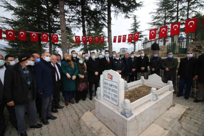 Efsane Güreşçi Kabri Başında Anıldı