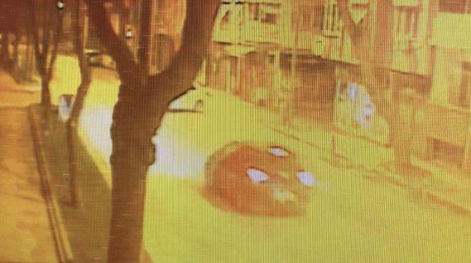 Edirne’de Ticari Taksi Ve Otomobilin Çarpışması Güvenlik Kamerasına Yansıdı