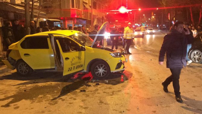 Edirne’de Ticari Taksi Ve Otomobilin Çarpışması Güvenlik Kamerasına Yansıdı