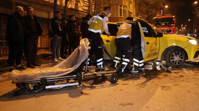 Edirne’de Ticari Taksi Ve Otomobilin Çarpışması Güvenlik Kamerasına Yansıdı