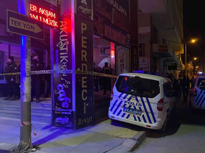 Kız Arkadaşıyla Tartışan Şahıs, Önce Silahla Etrafa Ateş Etti Ardından Kafasına Silahı Dayadı