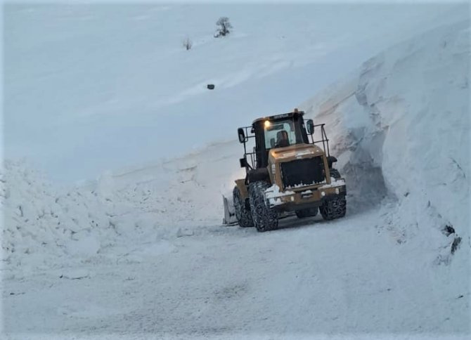 Çayırlı’da Karla Kaplı Köy Yolları Açılıyor