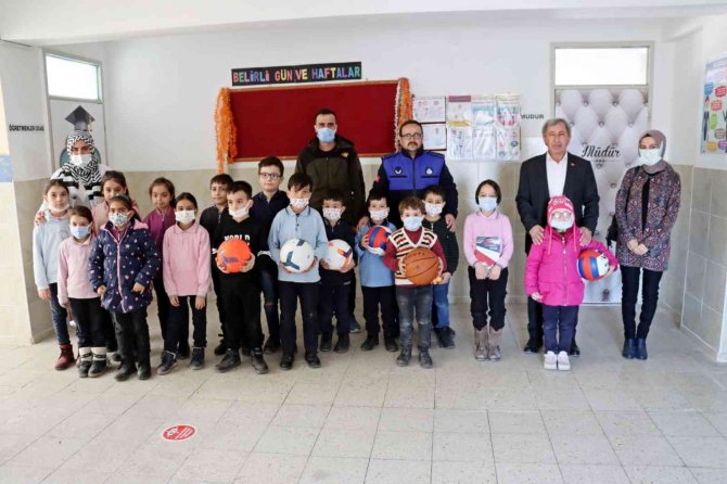 Günyüzü Spor Çocuklara Spor Malzemesi Hediye Etti