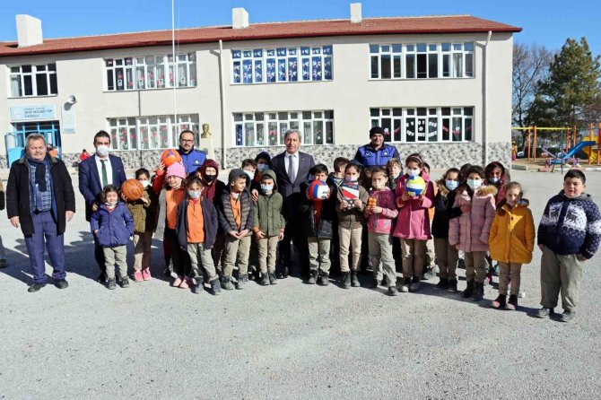 Günyüzü Spor Çocuklara Spor Malzemesi Hediye Etti