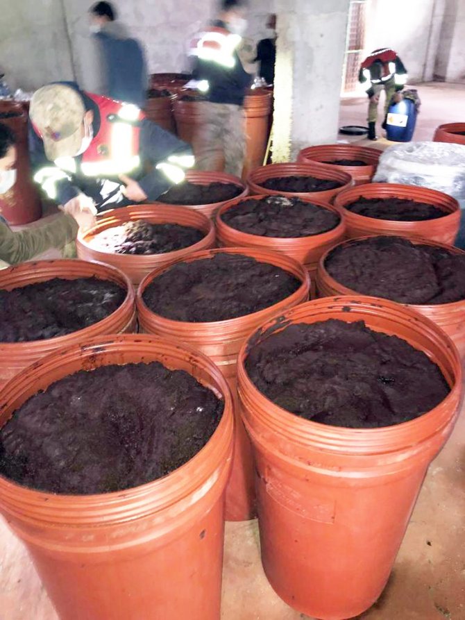 Hatay’da 4 Ton 900 Kilo Bozuk Biber Salçası Ele Geçirildi