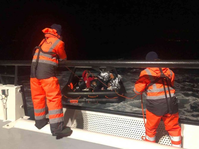 Yunanistan Unsurlarınca Geri İtilen 52 Düzensiz Göçmen Kurtarıldı