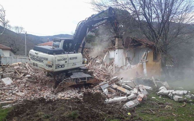 Karacabey’de Metruk Binalarla Mücadele Sürüyor