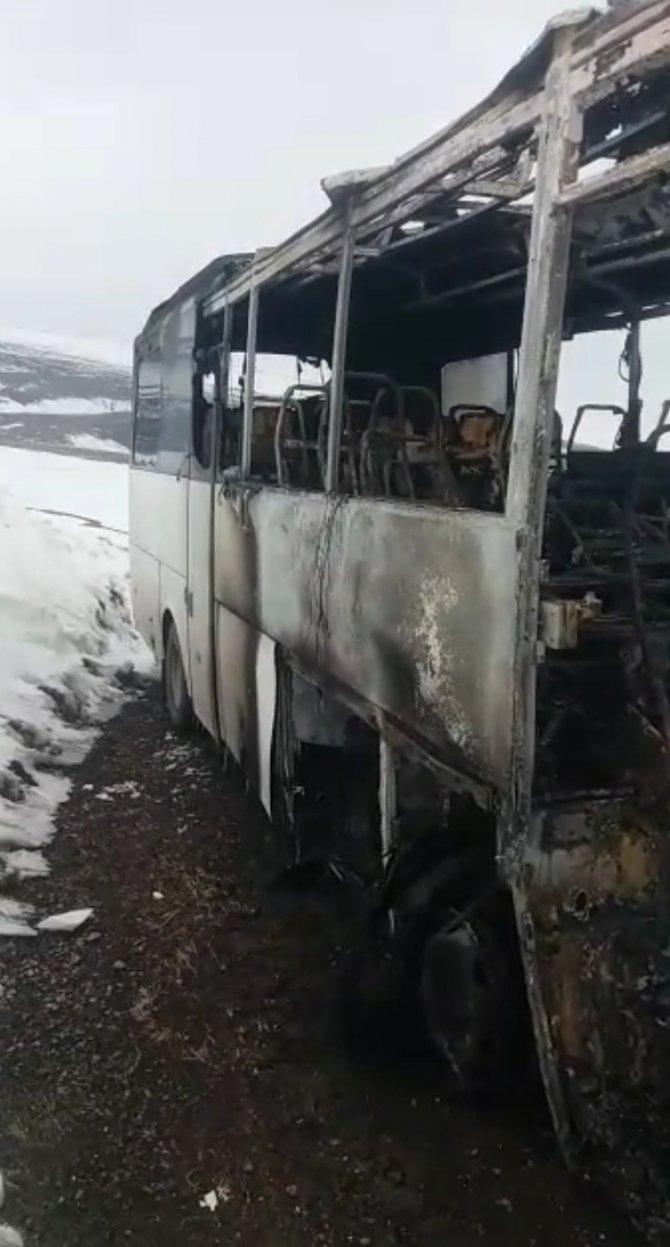 Kars’ta Hareket Halindeki Midibüs Yandı