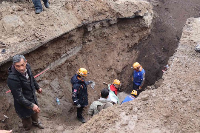 Kayseri’de Kayan Toprağın Altında Ayağı Sıkışan İşçi Mahsur Kaldı