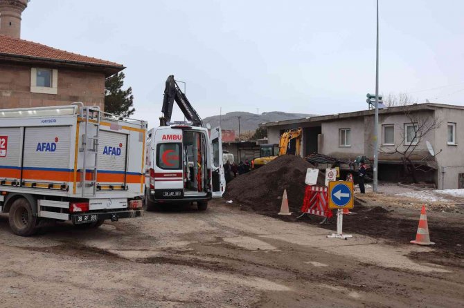 Kayseri’de Kayan Toprağın Altında Ayağı Sıkışan İşçi Mahsur Kaldı