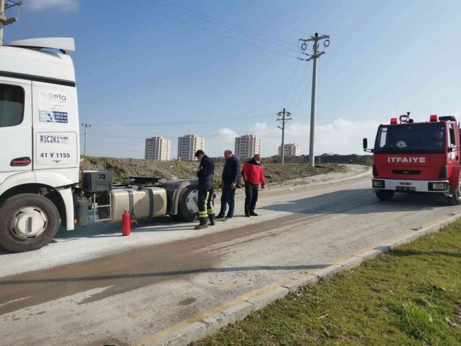Tırın Alev Almasını Yangın Söndürme Tüpüyle Engelledi