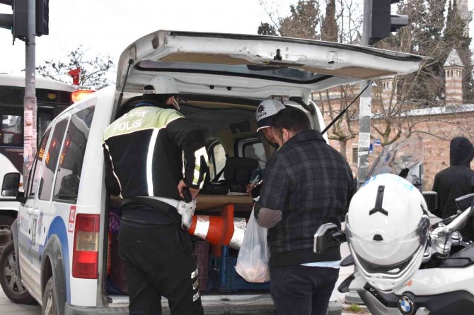 Kırmızı Işıkta Geçen Yayalara Polisten Güldüren Uyarı: “Geri Çekil”