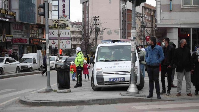 Kırmızı Işıkta Geçen Yayalara Polisten Güldüren Uyarı: “Geri Çekil”