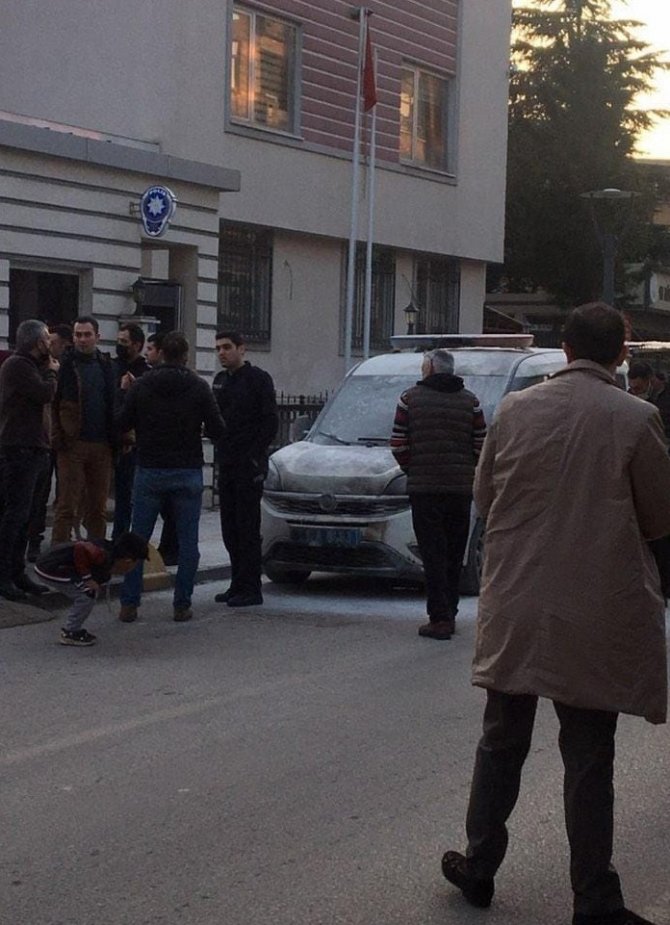 Karakolun Önündeki Polis Otosunu Yaktı