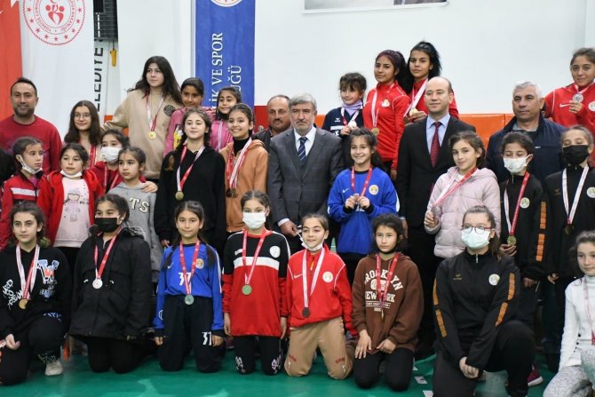 Köyceğiz’de Kadınlar Serbest Güreş Şampiyonası Yapıldı