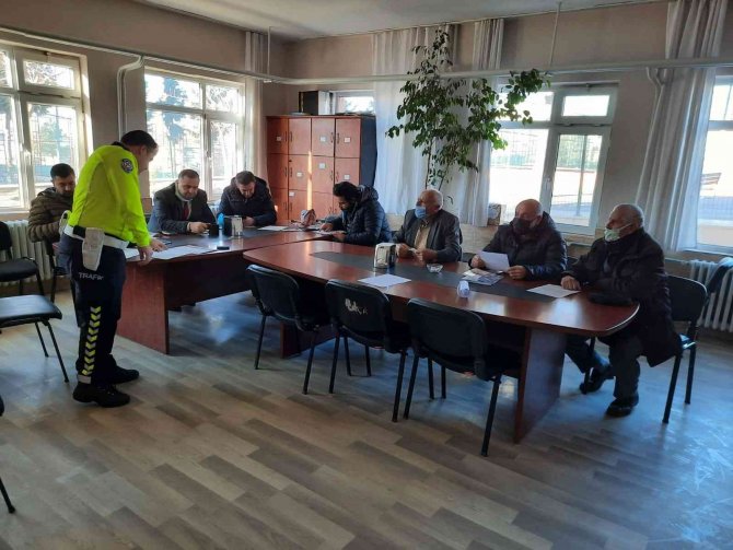 Okul Servisi Şoförlerine Trafik Eğitimi Verildi