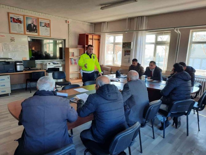 Okul Servisi Şoförlerine Trafik Eğitimi Verildi