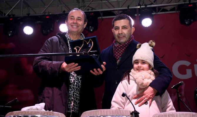 Kusadalılar Sevgililer Gününü Ayhan Sicimoglu Ve Latin All Stars İle Kutladı