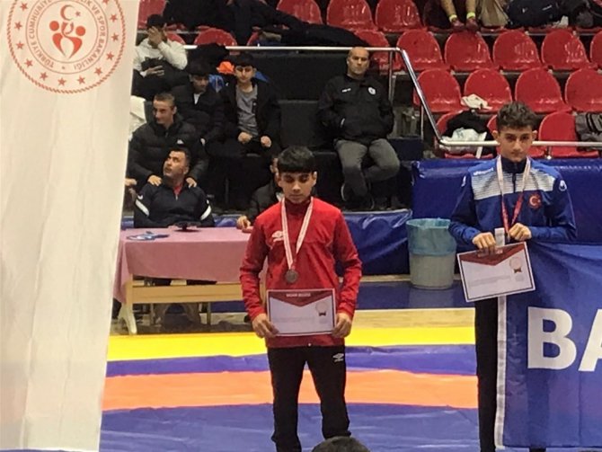Aydınlı Sporcular Güreş Grup Müsabakalarından Madalya İle Döndü