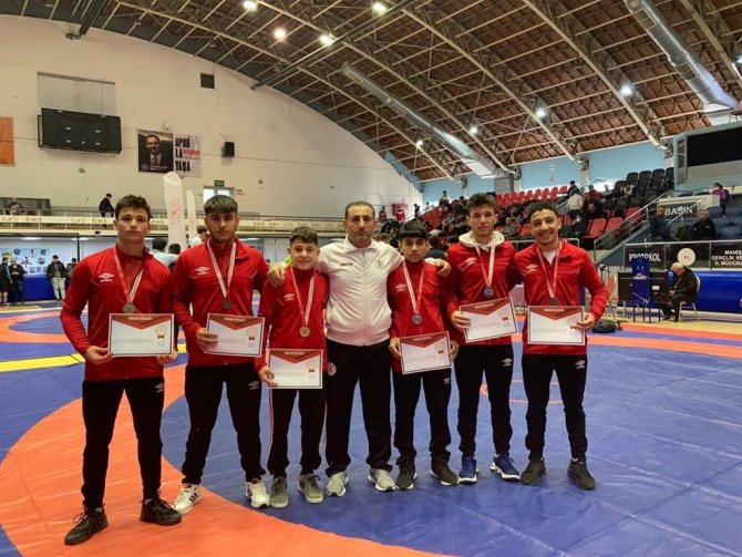 Aydınlı Sporcular Güreş Grup Müsabakalarından Madalya İle Döndü