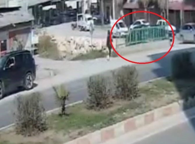 Can Pazarı Yaşanmıştı... Otomobilin Su Kanalına Düşme Anı Kamerada