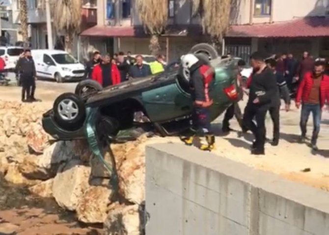 Can Pazarı Yaşanmıştı... Otomobilin Su Kanalına Düşme Anı Kamerada