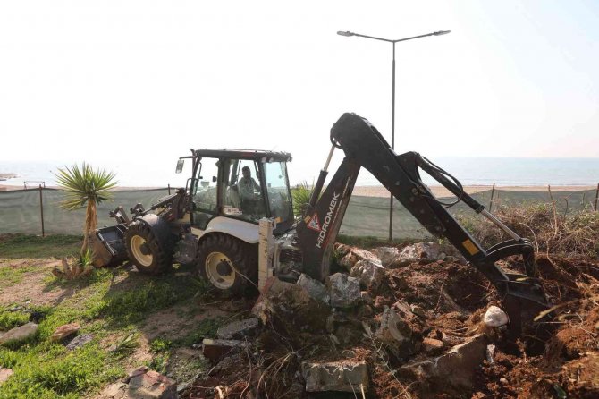 Mezitli’de Sahil Ve Parklara Yaz Bakımı