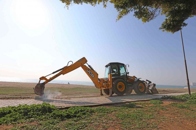 Mezitli’de Sahil Ve Parklara Yaz Bakımı