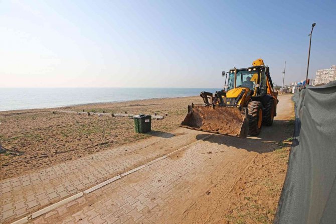 Mezitli’de Sahil Ve Parklara Yaz Bakımı