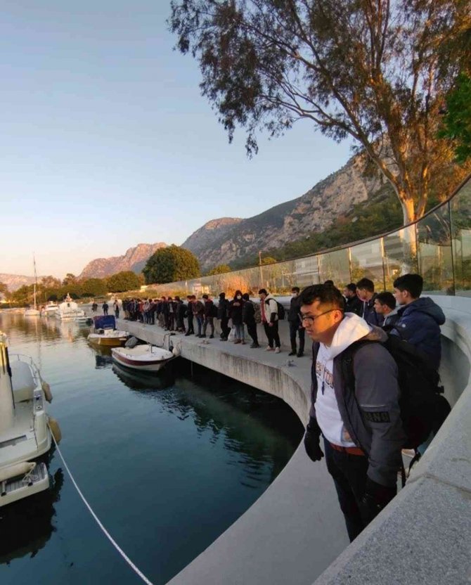 Yelkenli Teknede 111 Göçmen Yakalandı